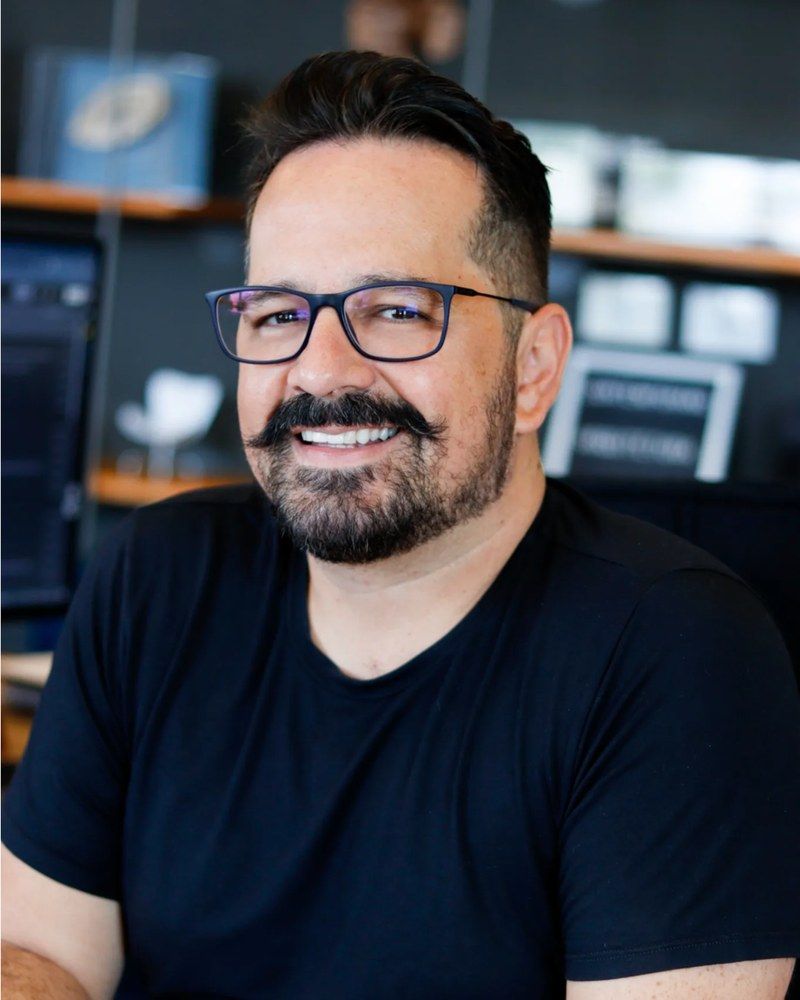 Felipe Tavares Rodrigues, sócio e arquiteto da Contemporano, sorrindo no escritório